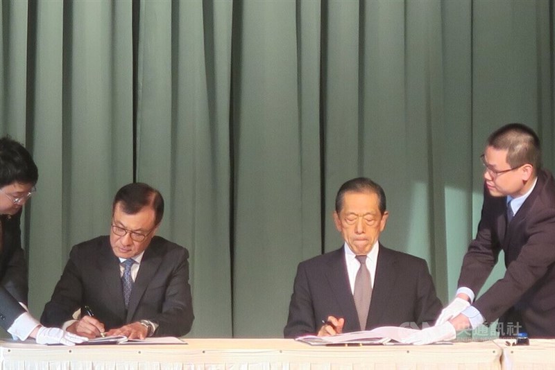 二つの協力文書に署名する台湾日本関係協会の蘇嘉全会長（左）と日本台湾交流協会の隅修三会長＝12月4日、台北市