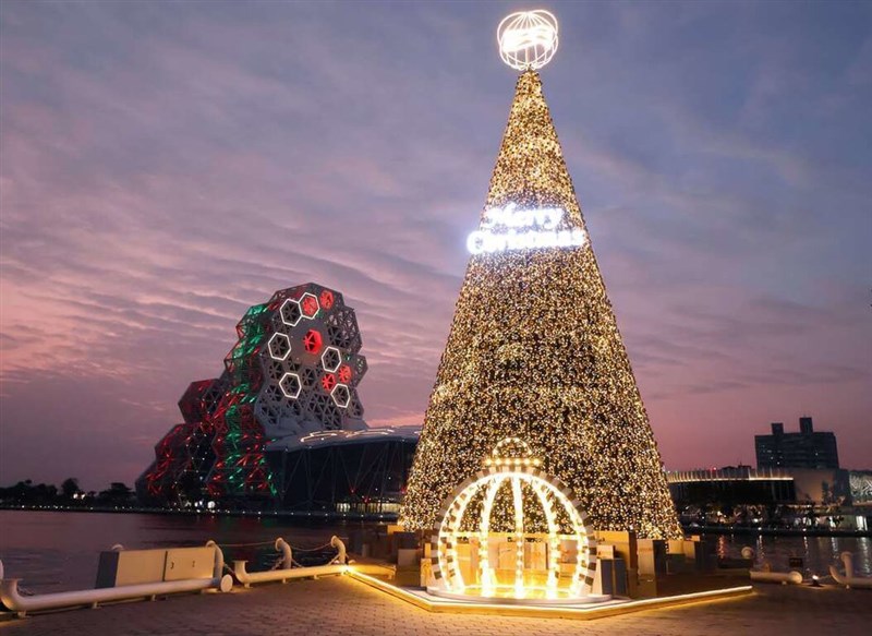 高雄流行音楽センター近くに聳える高さ17メートルのクリスマスツリー＝同センター提供