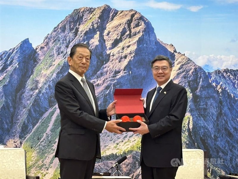 行政院庁舎で訪台した日本台湾交流協会の隅修三会長（左）と面会する卓栄泰行政院長＝12月5日、台北市