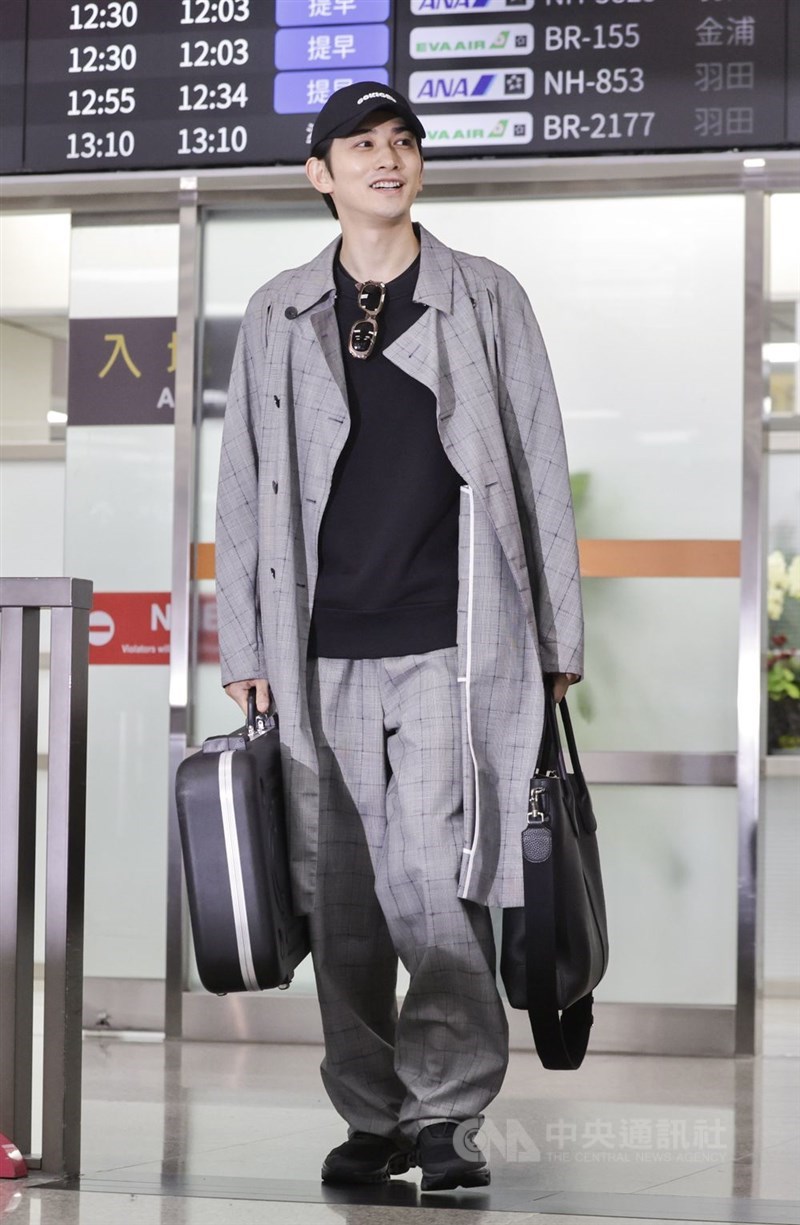 楽器を手に提げる町田啓太