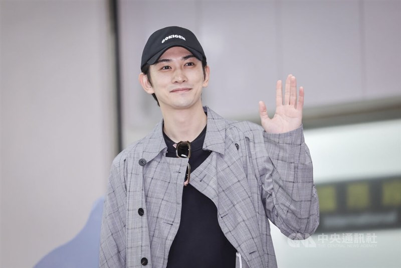 空港ロビーに詰めかけたファンに手を振ってあいさつする町田啓太