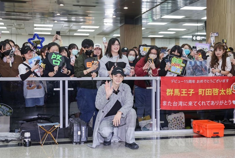 笑顔で写真に納まる町田啓太＝12月6日、台北松山空港