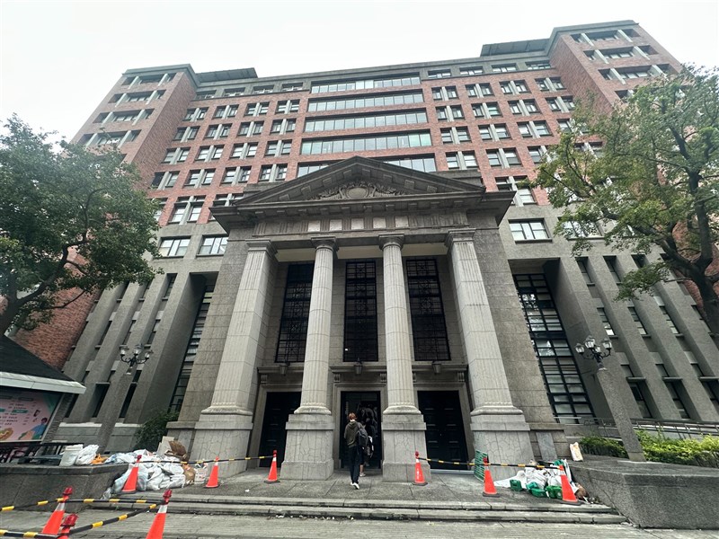 外国人が中国語を学ぶ国語教学センターが入る博愛大楼は1994年に完成。4本柱が特徴的なエントランス部分は、52年にルネサンス様式を模して建設が始まり、91年までに解体された旧図書館の一部が残されている