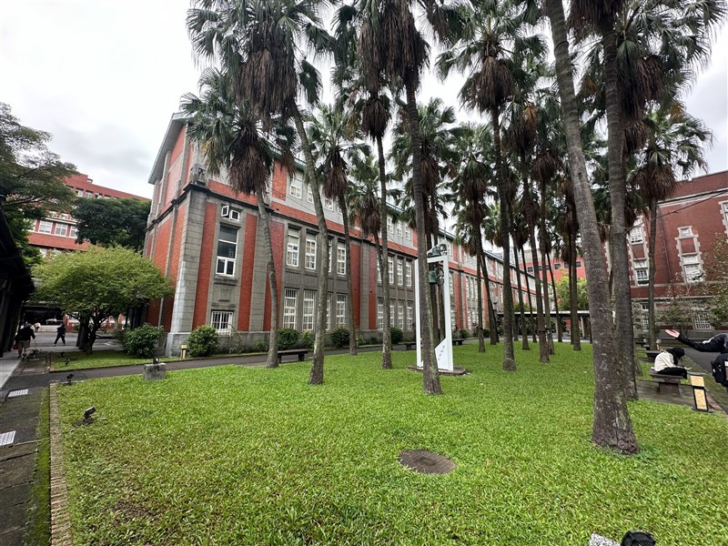 旧普通教室(現普字楼)は第2次世界大戦後、3階部分が増築された。手前に生い茂るのはビロウで、南国ムードの演出のため、沖縄から持ち込まれたとされる