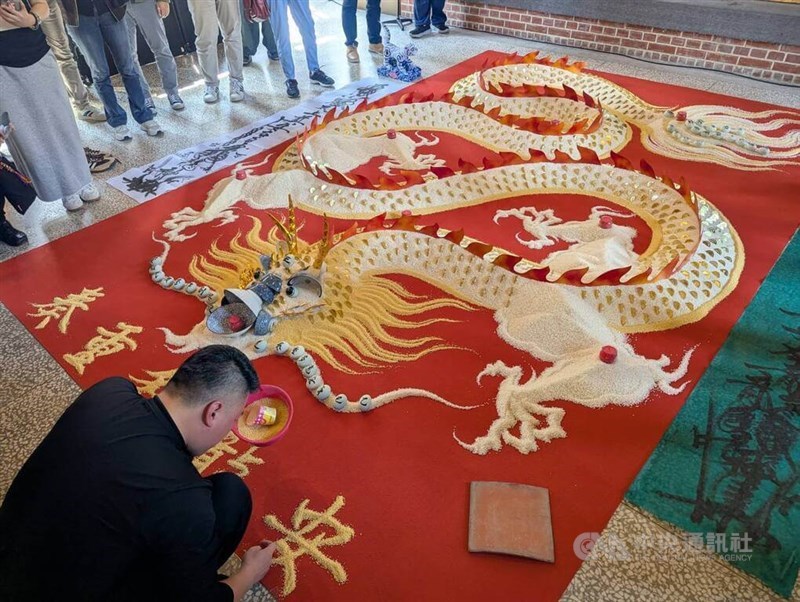 道士の葉峻男さんが制作した「米竜」。「米竜」とは寺廟や建築物の完成時に土地を守り、厄を遠ざけることを願って制作されるもので、胴体部分は二色の米を使い、砂絵のような方法で作られている＝台北で2025年3月1日、中央社記者王宝児撮影