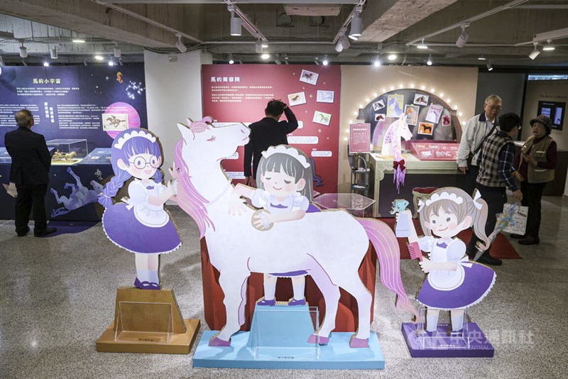 来年の干支（えと）の午（うま）にちなみ、台北市の郵政博物館で9日から始まった、馬をテーマにした切手の特別展＝2025年12月9日、中央社記者鄭清元撮影
