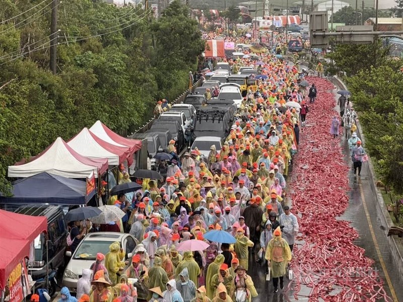 中部・苗栗県の廟（びょう）、白沙屯拱天宮の媽祖巡行が5月1日から11日まで行われ、11日午後、拱天宮につながる省道台1線は巡行に参加する信者らで埋め尽くされた＝苗栗・通霄鎮で2025年4月11日、中央社記者管瑞平撮影