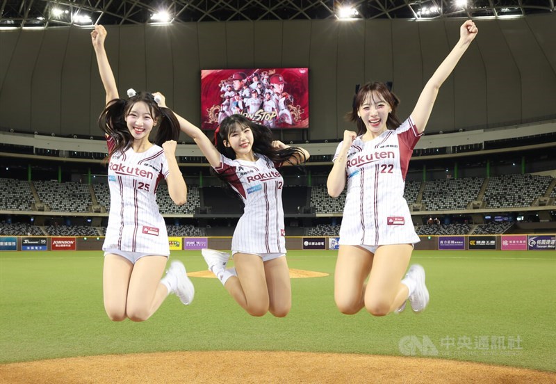 台湾プロ野球・楽天モンキーズの公式チアリーダー「楽天ガールズ」に今年加入した韓国人チア、（右から）ハ・ジウォンさん、ヨム・セビンさん、ウ・スハンさんが初めて台北ドームでの応援に登場した＝2025年4月23日、中央社記者張新偉撮影
