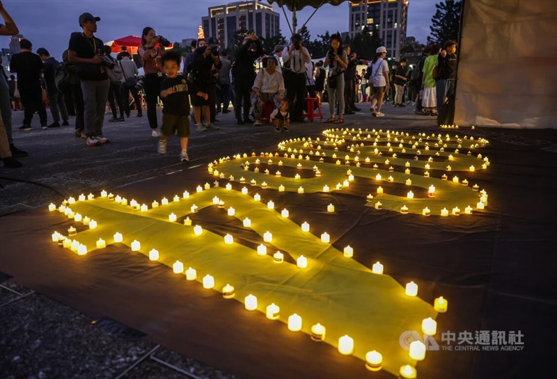 中国共産党・政府が学生らの民主化運動を武力弾圧した1989年の天安門事件から36年を迎えた6月4日、台湾の複数の民間団体が追悼集会を開いた。主催者は「8964」の数字が書かれたポスターを用意し、キャンドルの光で数字を照らした＝台北・中正記念堂で2025年6月4日、中央社記者裴禛撮影
