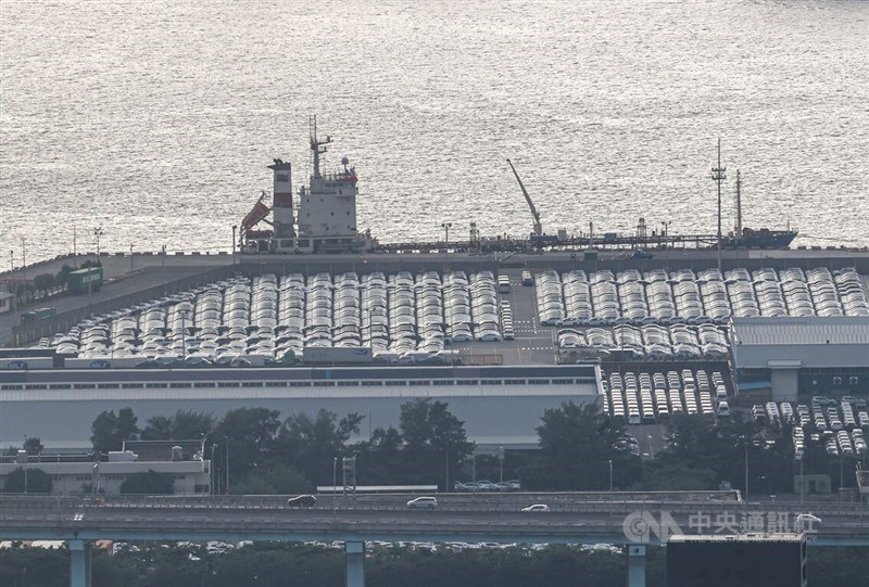 米関税措置の影響で、台北港にとどまったままの大量の車＝2025年8月9日、中央社記者鄭清元撮影