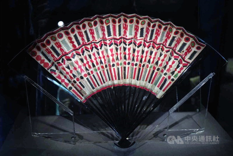 スウェーデン国立世界文化博物館に収蔵されている南パイワン族の文物が南部・屏東県に戻り、獅子郷文物陳列館で10月1日から特別展が始まった。目玉の一つである竹の扇子は当時の日本人が現地の頭目に進貢した品だと推測されている＝2025年10月1日、中央社記者黄郁菁撮影