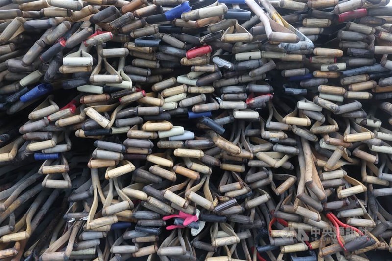 東部・花蓮県光復郷で9月下旬に発生した洪水被害で、復興作業に協力しようと台湾各地から多くのボランティアが現地に駆けつけた。彼らには「シャベル・スーパーマン」（鏟子超人）の愛称が付けられ、循環利用のために現場に残されたシャベルは彼らの熱い心を映し出している＝花蓮で2025年10月19日、中央社記者呉家昇撮影