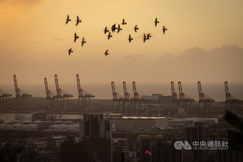 台風襲来前の台北港＝2025年9月22日、中央社記者趙世勳撮影