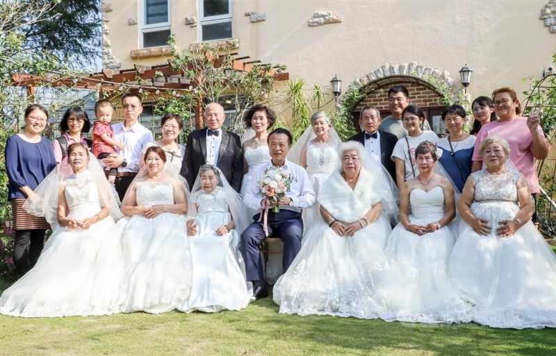 南部・嘉義県東石郷で「ウエディングドレスを着たい」という高齢者の夢をかなえる催しが開かれ、10人の参加者が若き日の願いを実現させた。イベントには翁章梁嘉義県長（前列中央）も立ち会った＝2025年11月17日、中央社記者蔡智明撮影