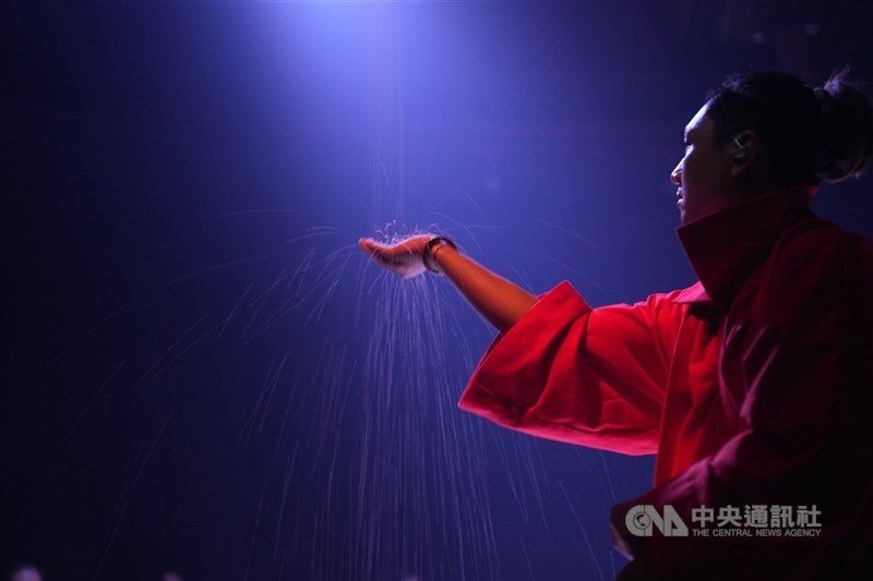 振付師の何曉玫さんによるVR公演「林投姐，妳叫什麼名字？」が9月に台北市内で上演された。これに先駆け、7月31日に報道陣にパフォーマンスがお披露目された＝2025年7月31日、中央社記者徐肇昌撮影