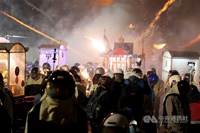 南部・台南市塩水で毎年元宵節（旧暦1月15日）に合わせて行われる「塩水ロケット花火祭り」（塩水蜂炮）。ロケット花火や爆竹などを乱射して無病息災を祈るもので、一帯はけたたましい音と光線、爆竹の煙に包まれた＝2025年1月21日、中央社記者楊思瑞撮影