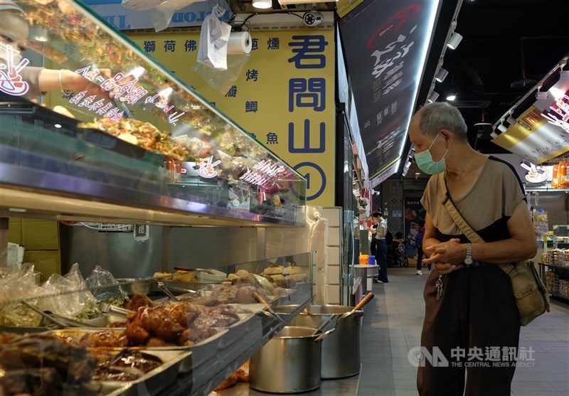 台北の南門市場で食材を眺める男性＝7月31日午後、中央社記趙世勳撮影