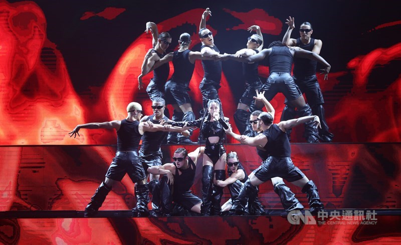 人気歌手のジョリン・ツァイ（蔡依林＝前列中央）が音楽イベント「2025 hito流行音楽奨」授賞式でパフォーマンスし、ダンサーを従えて迫力のあるパフォーマンスを披露した＝2025年6月21日、中央社記者張新偉撮影