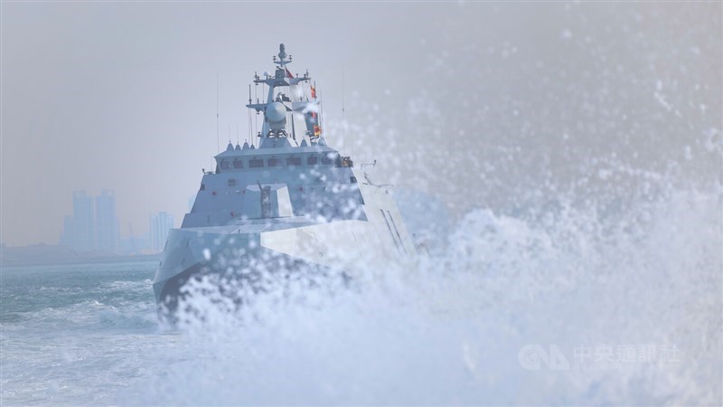 海軍は1月9日、南部・高雄市左営周辺海域で艦艇の緊急出港・戦術機動訓練を実施した。沖合での中国軍艦の攻撃を想定し、沱江（だこう）級コルベットが高速で航行し、防衛作戦の強靭（きょうじん）性を示した＝2025年1月9日、中央社記者王飛華撮影