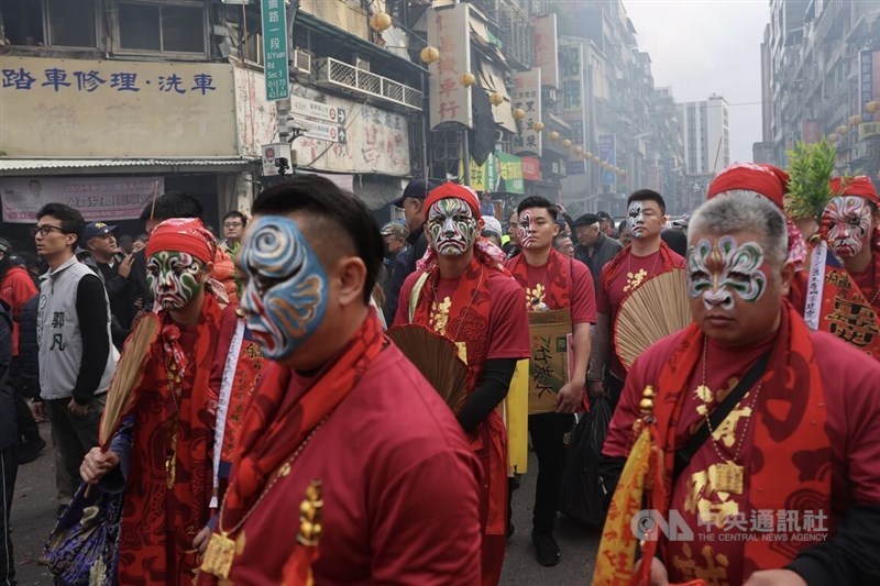 台北市万華区の廟（びょう）艋舺青山宮で大型祭事「青山王祭」が執り行われている。11日まで3日間続く同祭は台北三大重要祭典の一つに数えられ、初日の9日は多くの人でにぎわった＝2025年12月9日、中央社記者趙世勲撮影