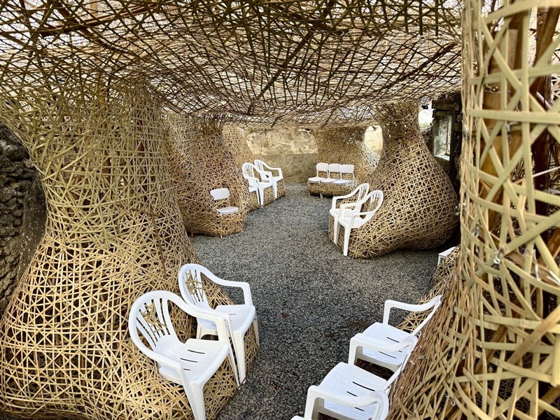 南部・屏東県車城郷で20日に開幕するアートイベント「2025落山風芸術季」で、集落エリアに制作された游文富さんの「有風味(位)」＝屏東県政府提供