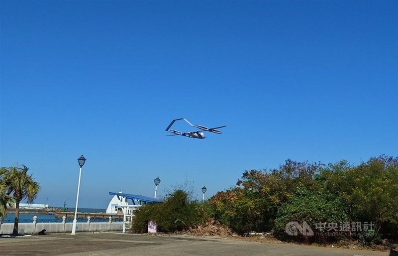 11日の展示イベントでは、高度300メートルまで上昇した無人機が撮影した地上の画像を拠点に転送するデモンストレーションが行われた=嘉義県