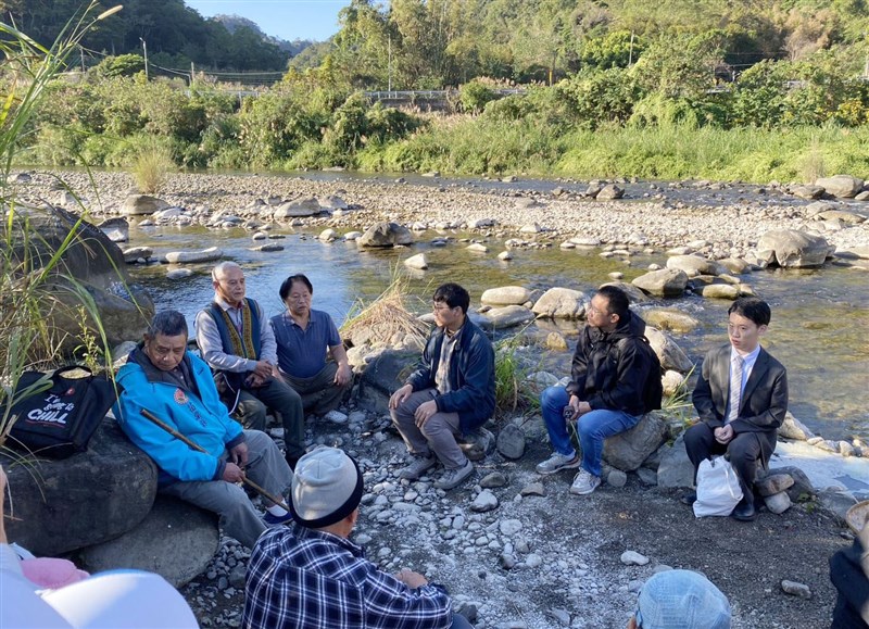 除幕式に先立ち、客家人や閩南人、サイシャット族、タイヤル族、タオカス族、日本人の関係者らが参加した和解の儀式が行われた=12月11日、苗栗県南庄郷(同県政府提供)
