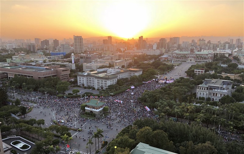 大型集会やイベントの会場にもなる総統府前のケタガラン大道は、かつて蒋介石元総統の誕生日を祝う意味が込められた「介寿路」という名称だった