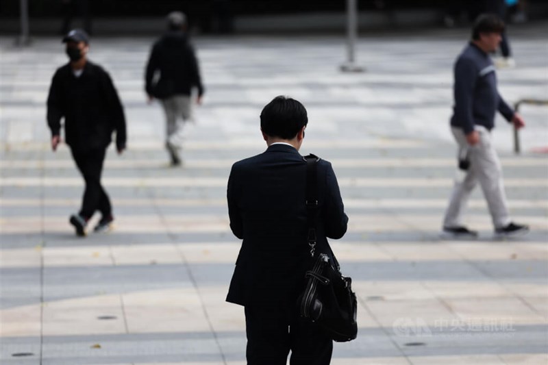 台北市内を歩くサラリーマンら＝中央社資料写真