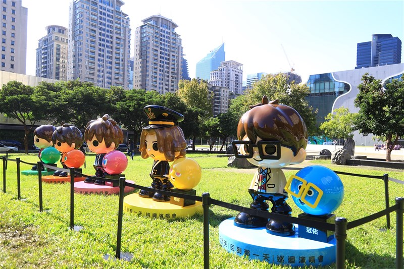 「夏緑地公園」に設置されているメンバーの人形(台中市政府提供)