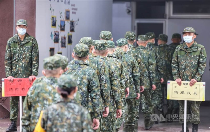 入隊訓練で列をなして営舎に入る兵役男性ら（中央社資料写真）