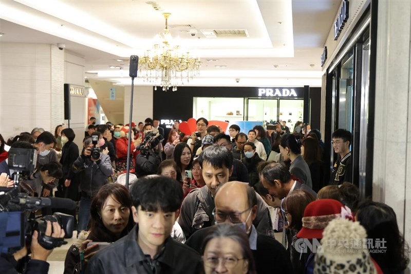 閉店直前、多くの客でごった返す遠東SOGO敦化館の店内＝台北・東区で2025年12月14日夜、中央社記者翁睿坤撮影