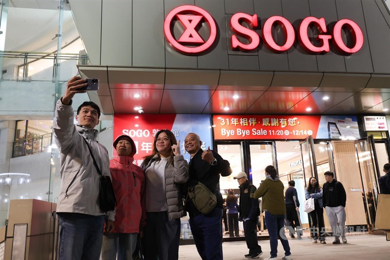 遠東SOGO敦化館の店外で記念撮影をする人々=台北・東区で2025年12月14日、中央社記者翁睿坤撮影