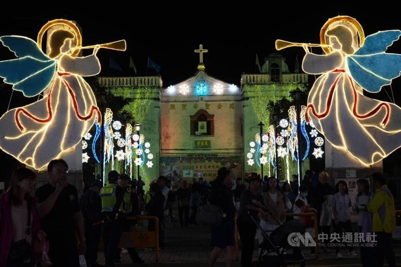 ライトアップされた南部・屏東県のカトリック教会「万金聖母聖殿」＝2025年12月13日、中央社記者黄郁菁撮影