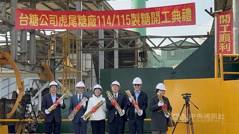 虎尾糖廠の操業開始に関連した式典に臨む経済部の頼建信常務次長（左から2人目）、台糖の呉明昌董事長（左端）、日本台湾交流協会高雄事務所の奥正史所長（右から3人目）＝12月16日、雲林県