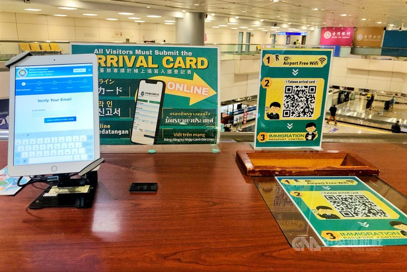 入国カード登録サイトにつながるQRコード＝12月16日、桃園国際空港