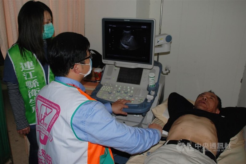 C型肝炎の検査を受ける離島・連江県の男性（資料）