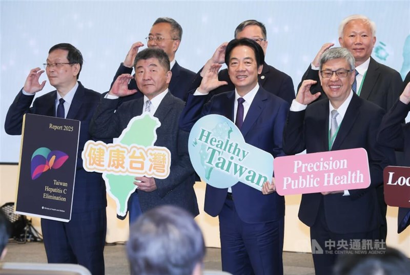 記者会見でポーズを決める（前列右から）陳建仁元副総統、頼清徳総統、陳時中行政院政務委員、荘人祥衛生福利部常務次長＝12月17日、台北市