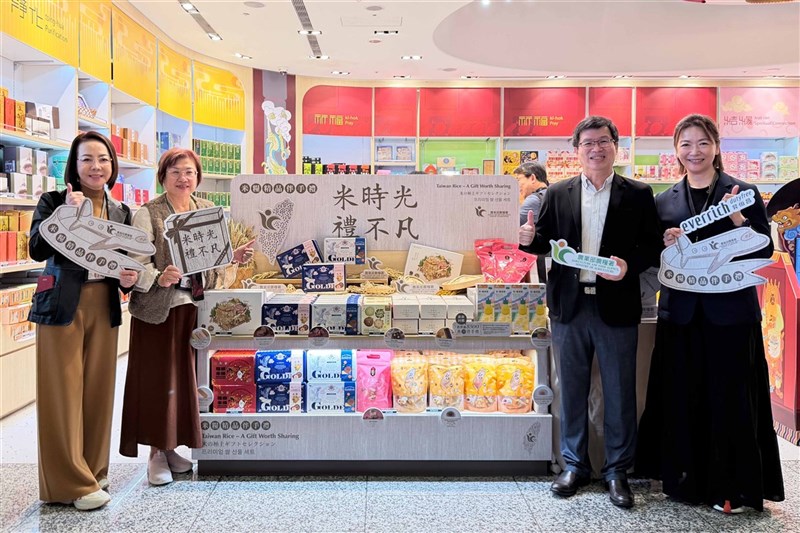 農業部(農業省)農糧署の黄昭興副署長(前右2)、エバーリッチの潘翠宜副総経理(左1)、桃園国際空港業務処陳玲瑛副処長(左2)(写真=同署提供)