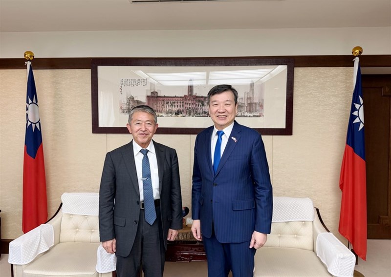 行政院政務顧問の岩崎茂氏（左）と面会する李逸洋駐日代表＝12月17日、東京（駐日代表処HPから）