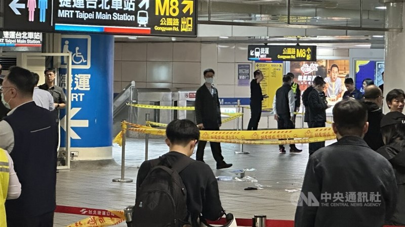 規制線が張られた台北駅構内＝12月19日、台北市