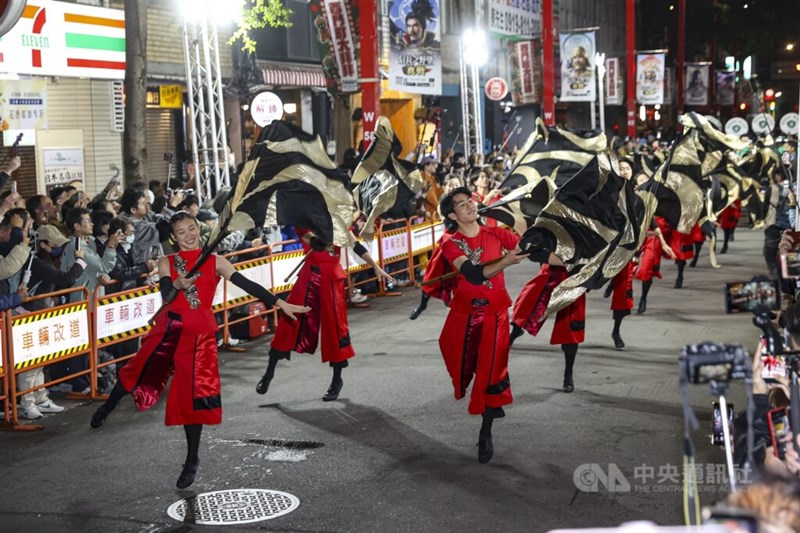 パフォーマンスを披露する東京農業大第二高校吹奏楽部の部員たち＝12月18日、台北市