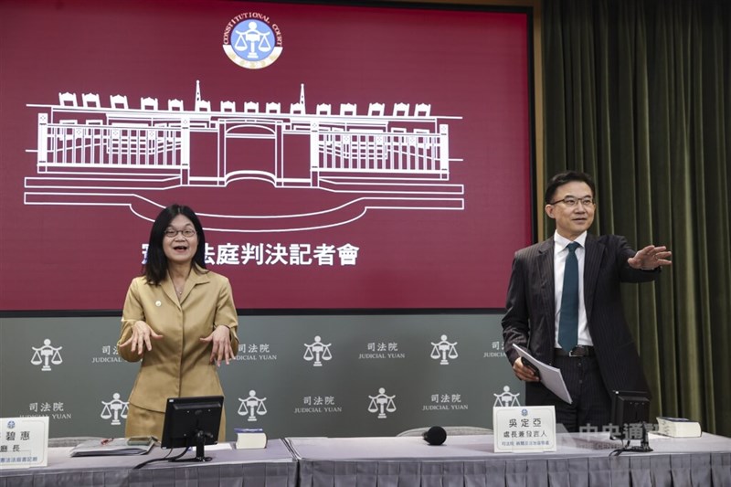 記者会見で改正憲法訴訟法を巡る違憲審査の結果を発表する司法院の関係者＝12月19日、台北市