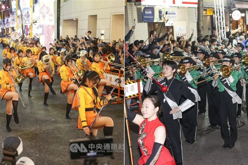 台北市の繁華街・西門町を熱気で包む京都橘高校吹奏楽部（左）と東京農業大第二高校吹奏楽部＝12月18日