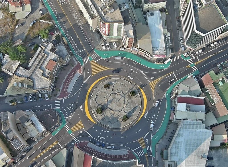 台湾の市街地で初めてスパイラルラウンドアバウトが導入された台南市新営区内の交差点＝台南市政府提供
