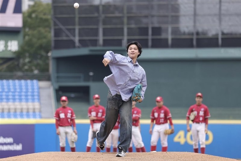 北部・新北市で開かれた新北富邦国際都市U-18野球大会で始球式を行う孫易磊（スン・イーレイ）投手＝大会提供