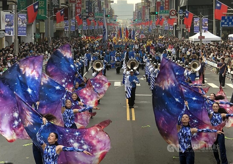 嘉義市インターナショナルバンドフェスティバル（嘉義市国際管楽節）のパレードに参加する人々＝2025年12月20日、中央社記者黄国芳撮影