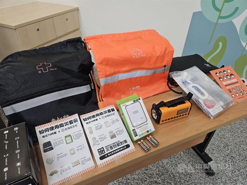 防災リュックの中身には、電池やモバイルバッテリー、給水袋、手回し式ラジオなどが含まれる。（写真＝中央社記者撮影）