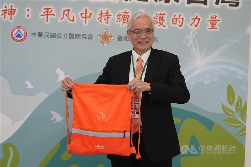 台北栄民総医院の陳威明院長は21日、同院が企画した防災リュックを発表した。各企業に引き取って寄付するよう呼びかけ、防災の輪を広げていきたい考えを示した。（写真＝中央社記者撮影）
