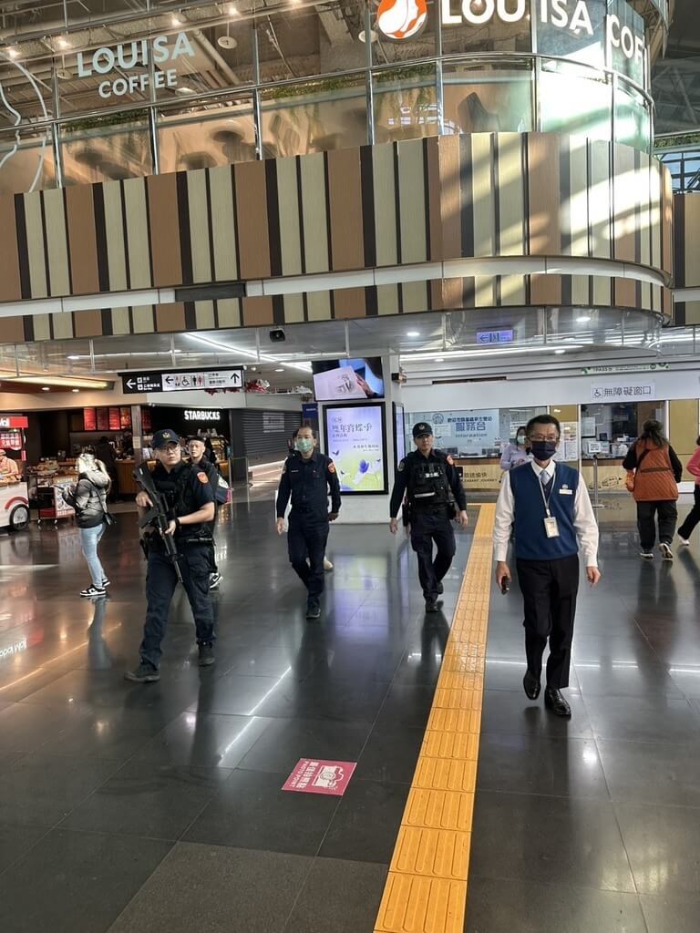 爆破予告を受け駅構内で警備に当たる警察官（鉄路警察局高雄分局提供）